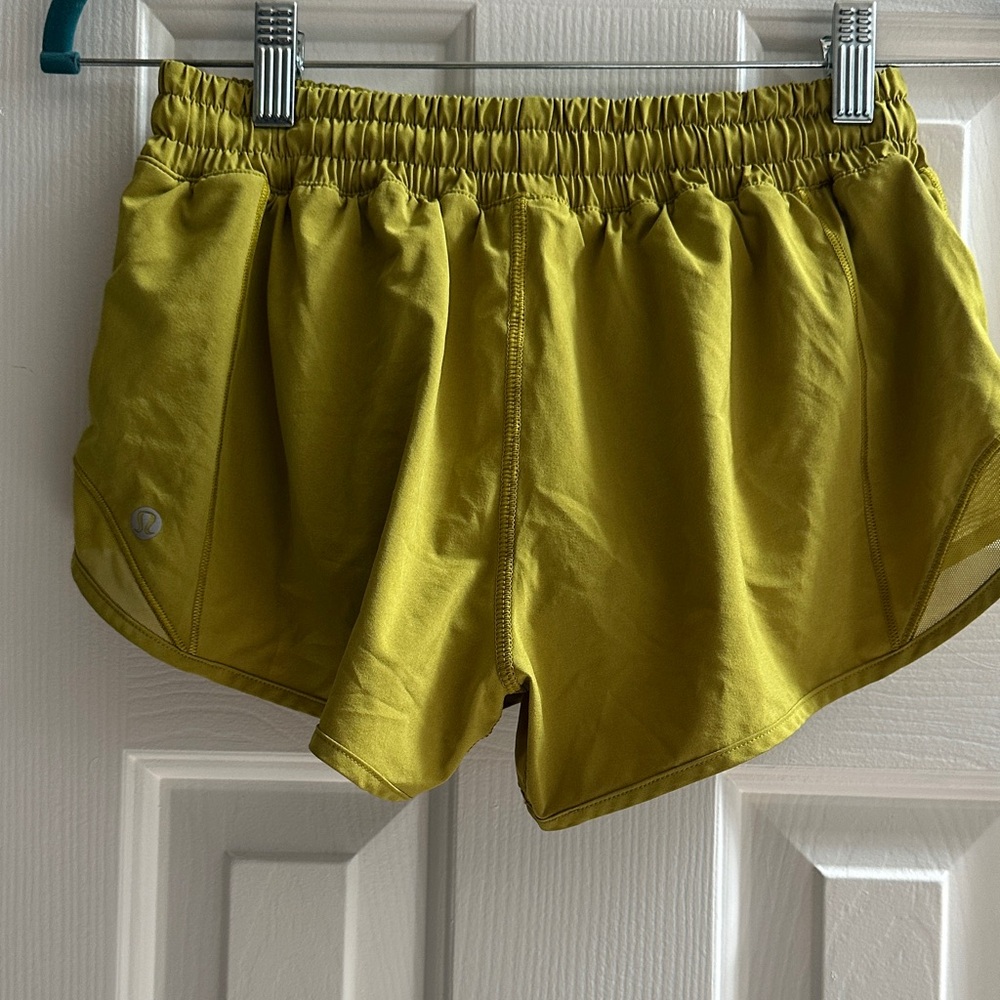 Lululemon Athletica Hotty Hot Short II Golden Lime 2.5” Women’s 6 Running Train - Picture 4 of 7
